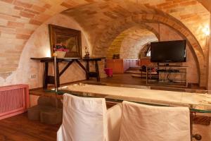 MarcheAmore - Bottega di Giacomino for art lovers, with private courtyard