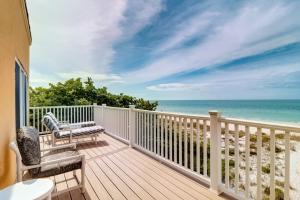 Three-Bedroom Townhouse room in New Listing! Beachfront Bliss with Stunning Views townhouse
