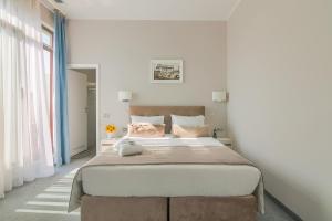 New Era Hotel Old Town Party Zone Bucharest- parking with fee nearby - NOT at the hotel !