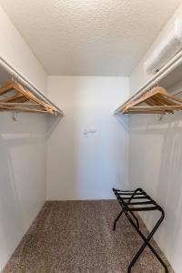 Apartment room in Newly Renovated Midland Flat + Pool
