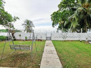 Little Heaven by Sky Hive, A Beach Front Bungalow