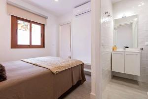 Castilla Triana Courtyard by Valcambre