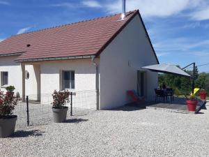 Entre Lacs Et Montagnes , Maison 3 chambres, terrain, lits préparés, parking et ménage inclus, accès autonome possible à toute heure