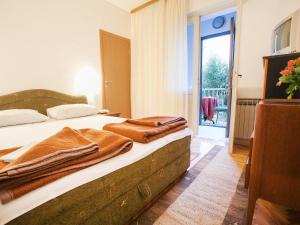 Mali Miločer Bay Accommodation