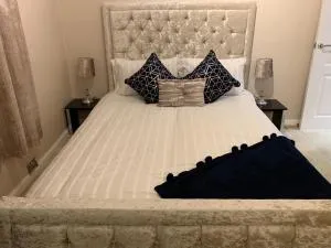 Dunfermline GF flat, 5 min walk to Train St. and High St. - 邓弗姆林