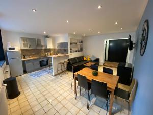 Appartements 09 CHIC & COSY GRAND APPART 4 PIECES 75m2 HYPERCENTRE WIFI SMART TV NETFLIX : photos des chambres