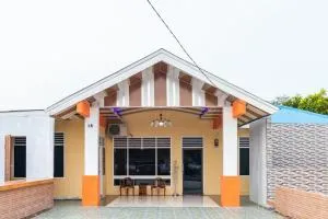 RedDoorz Plus near Universitas Methodist Medan - Binjai