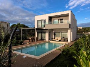 Villa Lu-Ma Beachfront with Heated Pool