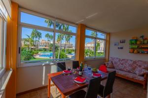 Apartamento playa con piscina y terraza en urbanizacion de lujo