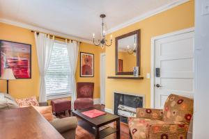 Deluxe King Suite room in The Heirloom Inn