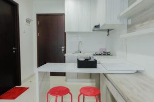 Modern Look 1BR at Brooklyn Alam Sutera Apartment By Travelio