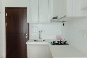 Modern Look 1BR at Brooklyn Alam Sutera Apartment By Travelio