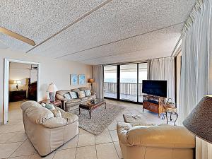 Three-Bedroom Apartment room in New Listing! Stunning Corner Unit with Gym & Pools condo