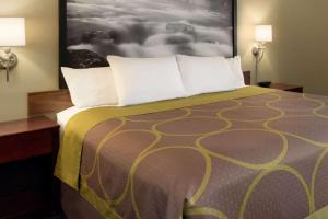 Super 8 by Wyndham LiverpoolSyracuse North Airport