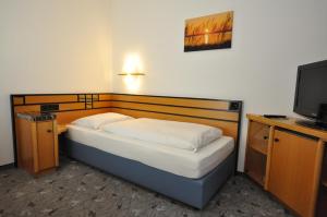 Single Room - Basement room in Villa Waldperlach by Blattl