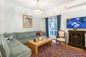 A Short Walk to Syntagma and Plaka by Athenian Homes