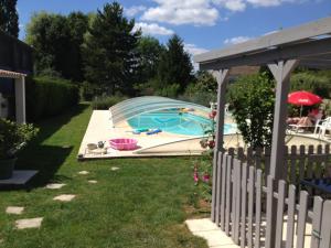 Studio avec piscine privee jardin clos et wifi a Saint Jean d Angely