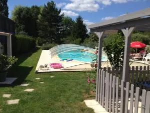 Studio charmant avec piscine privée à Saint-Jean-d'Angély, 40 m² - Gibourne
