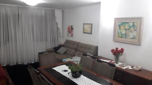 Casa com garagem em condomínio