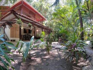 Colibri Apartments - Private kitchen & bathroom - 4 min walk to the Beach!