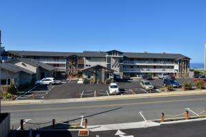 One-Bedroom Suite with Ocean View room in The Coho Oceanfront Lodge