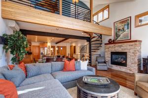 Four-Bedroom House room in New Listing! Hillside Haven - Steps To Main Street Home