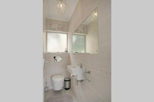 L`Azur : Elegant Apartment with Sea View