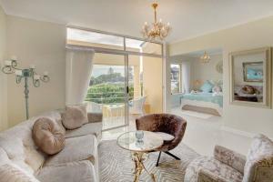 L`Azur : Elegant Apartment with Sea View