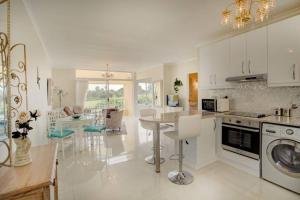 L`Azur : Elegant Apartment with Sea View