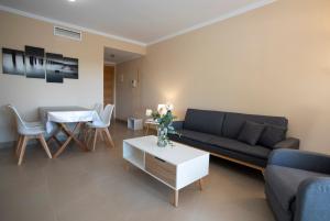 Brisas B2, 2 dormitorios, playa a 100m, by Bookindenia