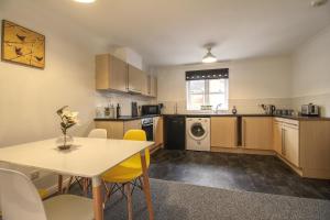 Central Stylish 2bed Apartment with allocated parking