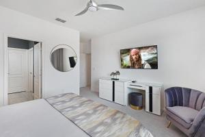 Ten-Bedroom Holiday Home room in 8013 Oak Shadow at Solterra Resorts