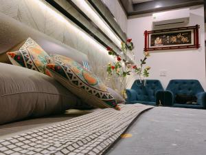 Luxurious Chinatown Hideaway