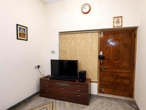 Aditya Premium HomeStay- Furnished Air Conditioned- 2BHK