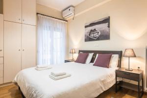 Stylish Athens Apt 10 Minute Walk to Acropolis Museum & Metro