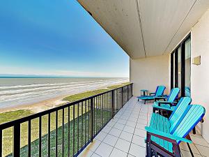 Three-Bedroom Apartment room in New Listing! Luxe Corner Penthouse with Gym & Pools condo