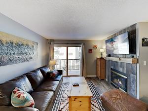 Two-Bedroom Apartment room in Plush Ski Condo with Hot Tub Pool & Fireplace condo