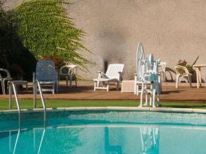 Maisons de vacances Cozy Holiday Home in Montbrun des Corbi res with Pool : photos des chambres