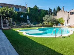 Maisons de vacances Cozy Holiday Home in Montbrun des Corbi res with Pool : photos des chambres