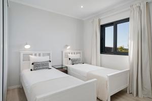 Vilas Felicidade Rocha by An Island Apart