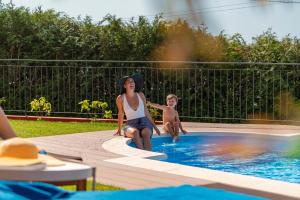 Vilas Felicidade Rocha by An Island Apart