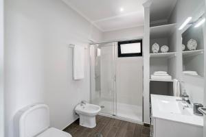 Vilas Felicidade Rocha by An Island Apart