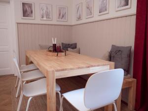 Red flat by GrazRentals direct by University & free parking