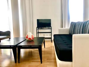 Apartamentos de Maria en Martinez! Av Libertador con Patio!