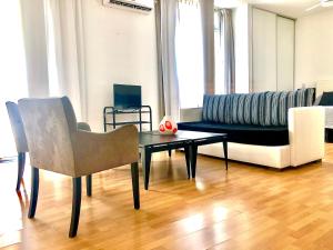Apartamentos de Maria en Martinez! Av Libertador con Patio!