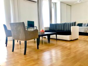 Apartamentos de Maria en Martinez! Av Libertador con Patio!