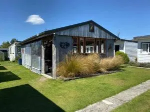 Mountains Edge Cabins - Orawia