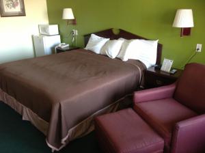 King Room -Smoking room in Howard Johnson by Wyndham Grand Prairie Near Lone Star Park