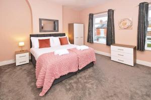 Somerville House by YourStays - 4 Bedroom House in Crewe