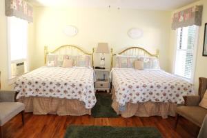 Quadruple Room with Garden View room in Echo Mountain Inn